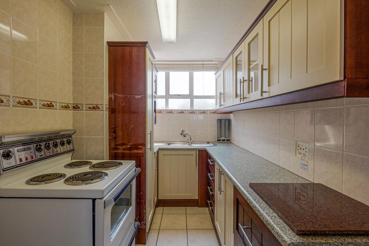 Beachfront with enclosed balcony - Photo 5