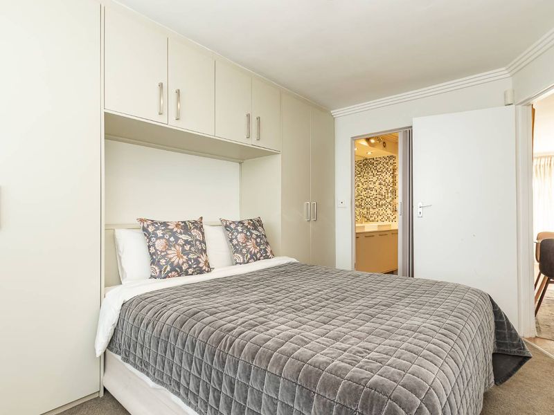 Stylish North facing lock-up & go - Photo 6