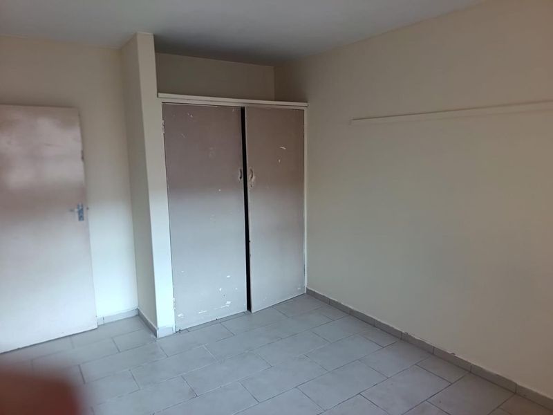 3. Family-Friendly 2-Bedroom Near Schools & Transport Links! - Photo 5