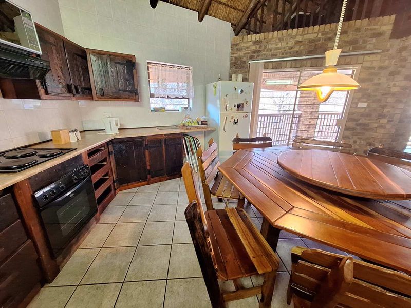 Elegant Main House with Three Luxury Cottages - Photo 5