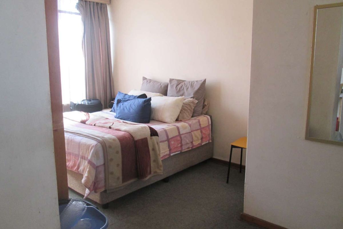 VERY BEAUTIFUL [1] ONE BEDROOM APARTMENT FOR SALE IN SUNNYSIDE [ PRETORIA ] - Photo 4