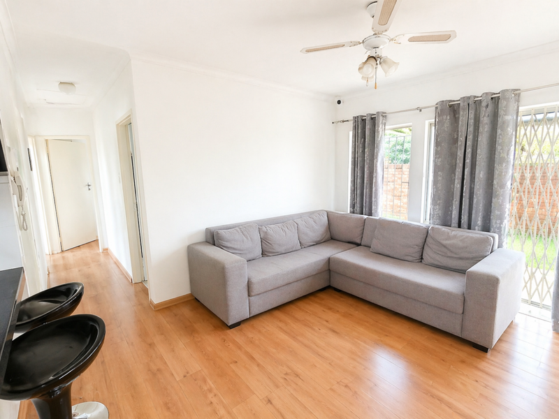 Home Sweet Home: Pet-Friendly Townhouse in Brentwood! - Photo 4
