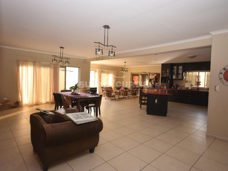 Big open house for the entertaining family - Photo 4