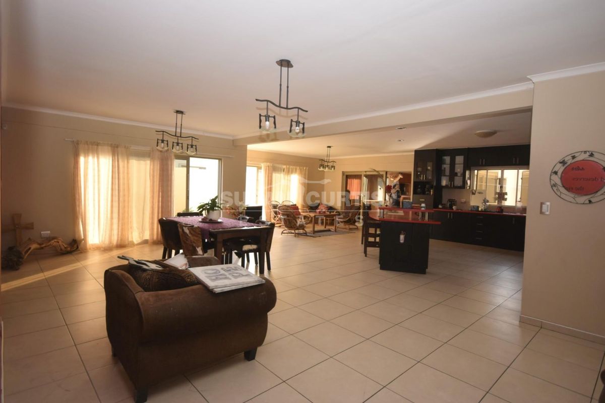 Big open house for the entertaining family - Photo 4