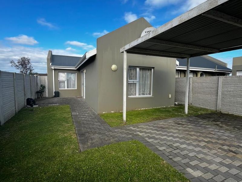 Modern & Secure 2-Bedroom Townhouse for Comfortable Living - Photo 3