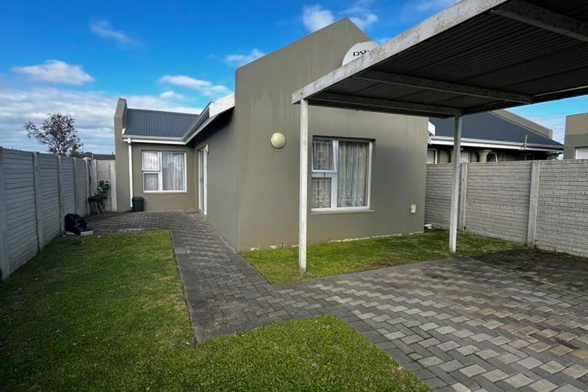 Modern & Secure 2-Bedroom Townhouse for Comfortable Living - Photo 3