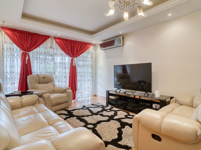 NO STAIRS!! Spacious 3 bedroom 2 bathroom Simplex in sought after Sunningale - Photo 7