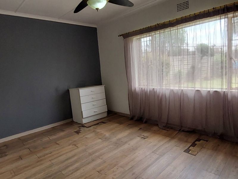 2 Flats, Large Stand and a Main House. - Photo 10