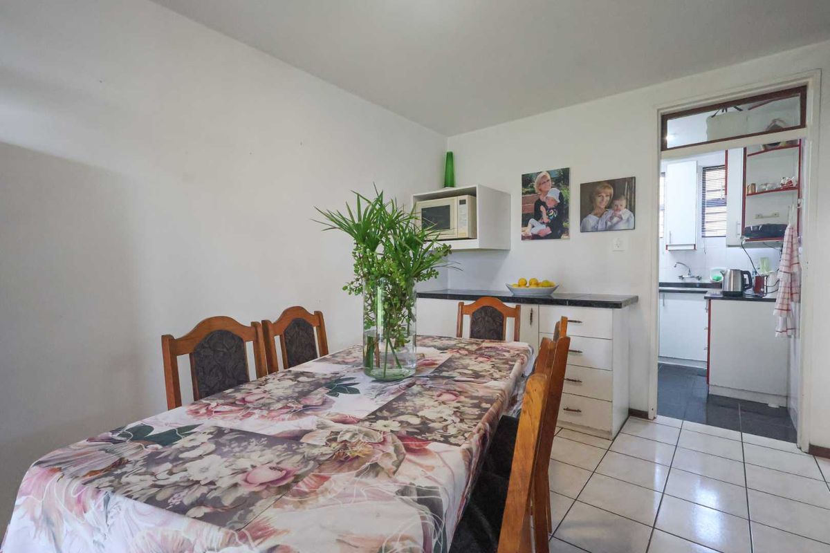 PRICED TO SELL – Pet-Friendly 3 Bedroom Duplex with Flat Garden! - Photo 4