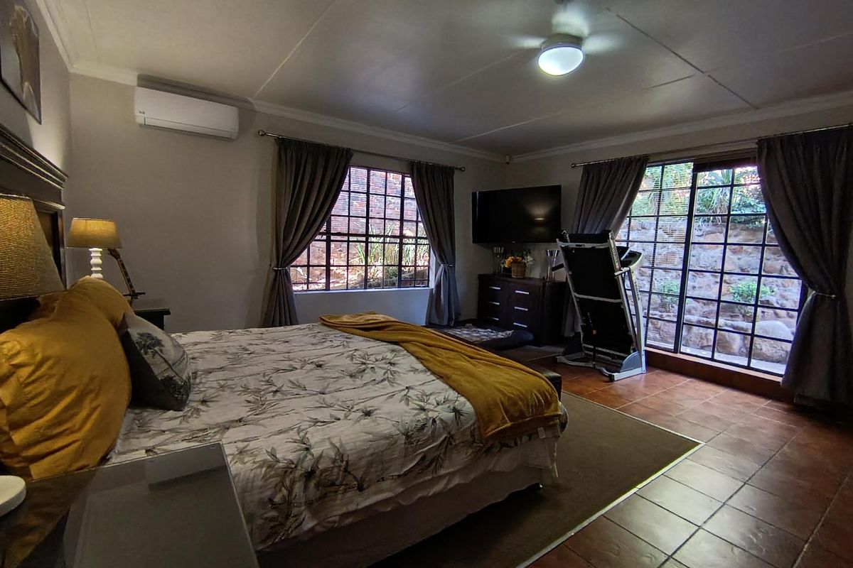 Luxury Dual Living with Exceptional Entertainment Spaces - Photo 4