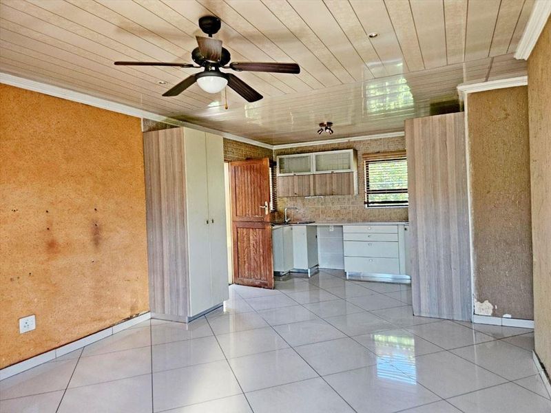 A MODERN HOUSE - Photo 5