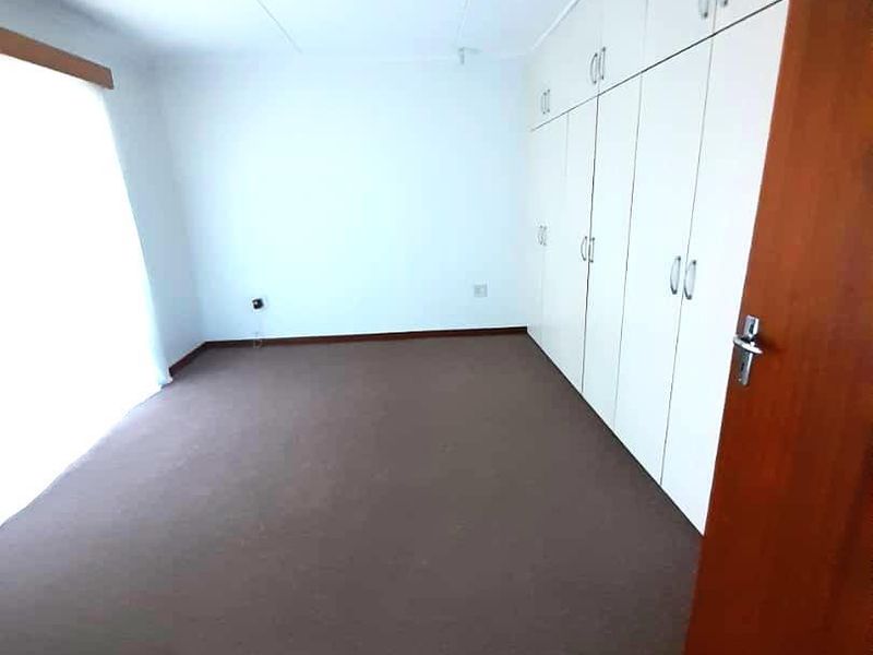 SPACIOUS TOWNHOUSE SET IN A SECURE COMPLEX - Photo 7