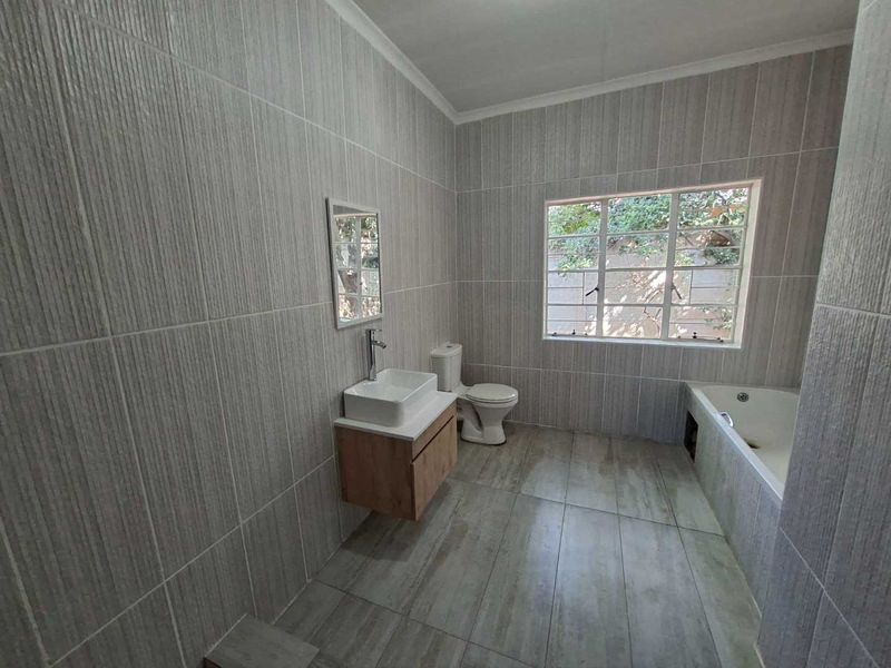 Newly Renovated 4 Bedroom House - Photo 9