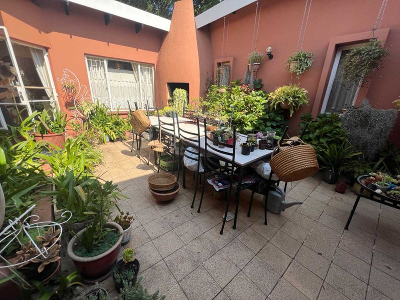 SOLID FAMILY HOME IN PRIME LOCATION - Photo 6