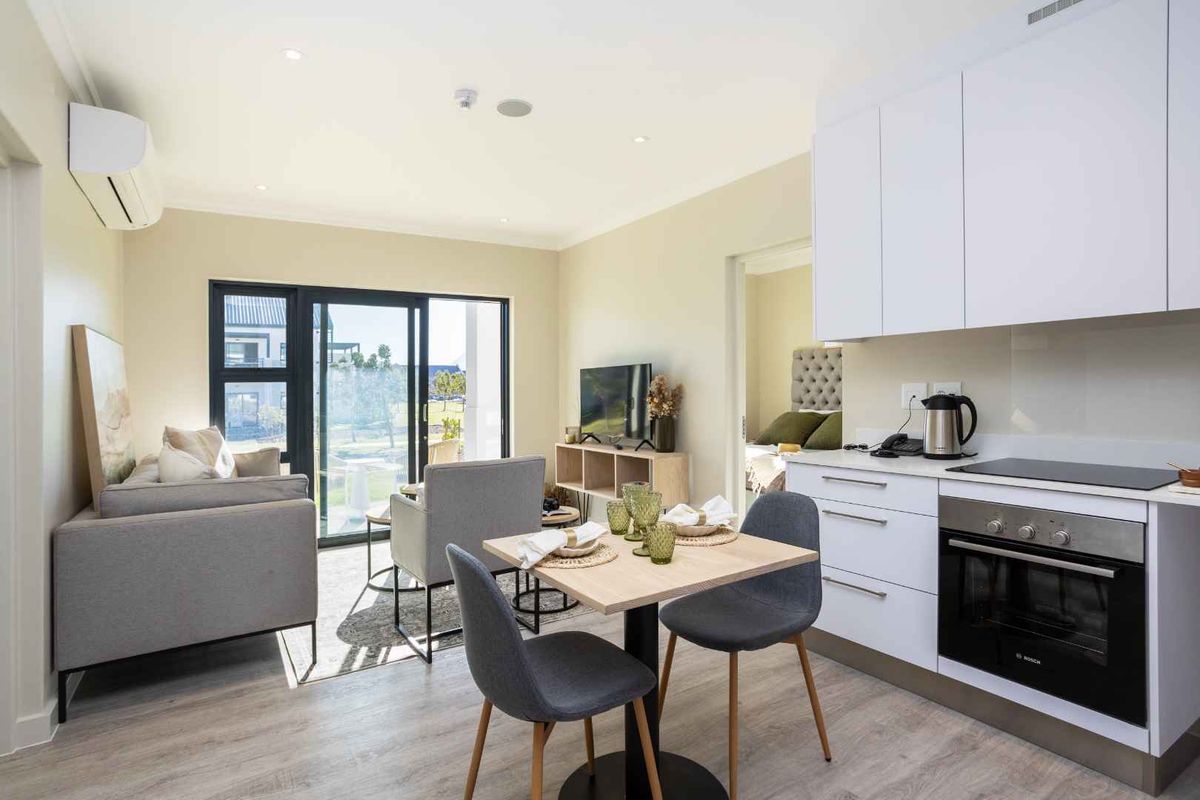Retirement unit for over 65's - Contemporary Two-Bedroom Luxury Suite at Val de Vie Evergreen - Photo 2