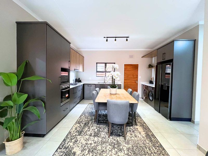 Exceptional living meets modern convenience in the heart of Rietvalleirand. - Photo 9
