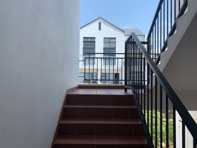 **Spacious 2-Bedroom Apartment for Sale in Stanley Park, Oakdene, Johannesburg** - Photo 3