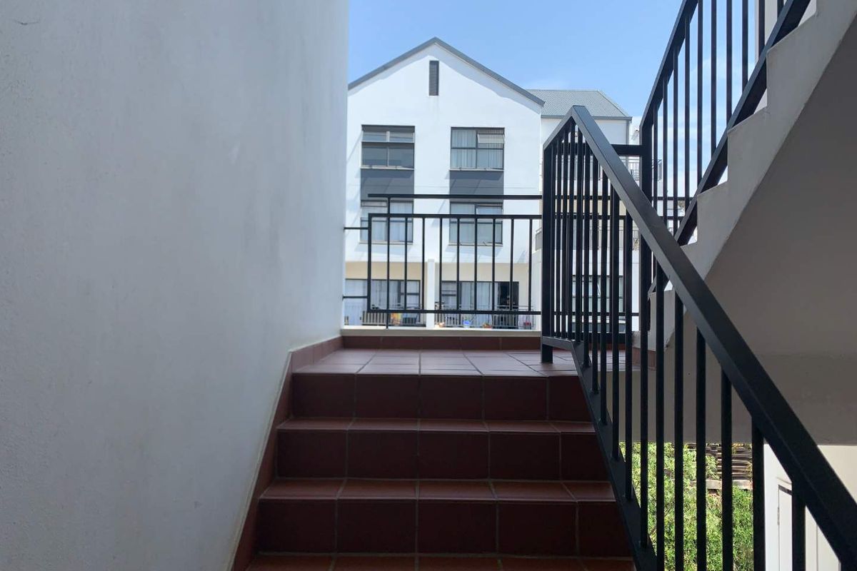 **Spacious 2-Bedroom Apartment for Sale in Stanley Park, Oakdene, Johannesburg** - Photo 3