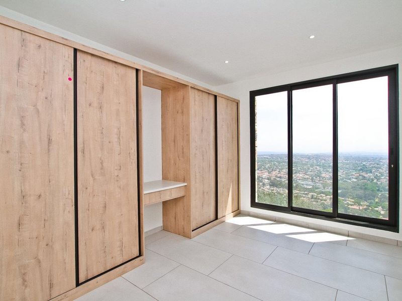 Exclusive Apartment with Panoramic Views! - Photo 7
