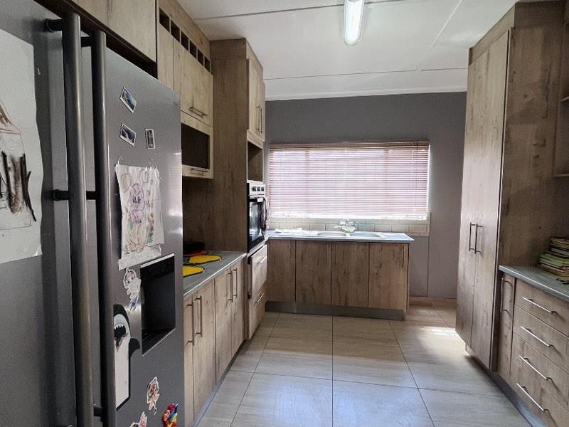 5 BEDROOM HOME IN DORADO PARK FOR SALE | N$2,100,000 - Photo 2