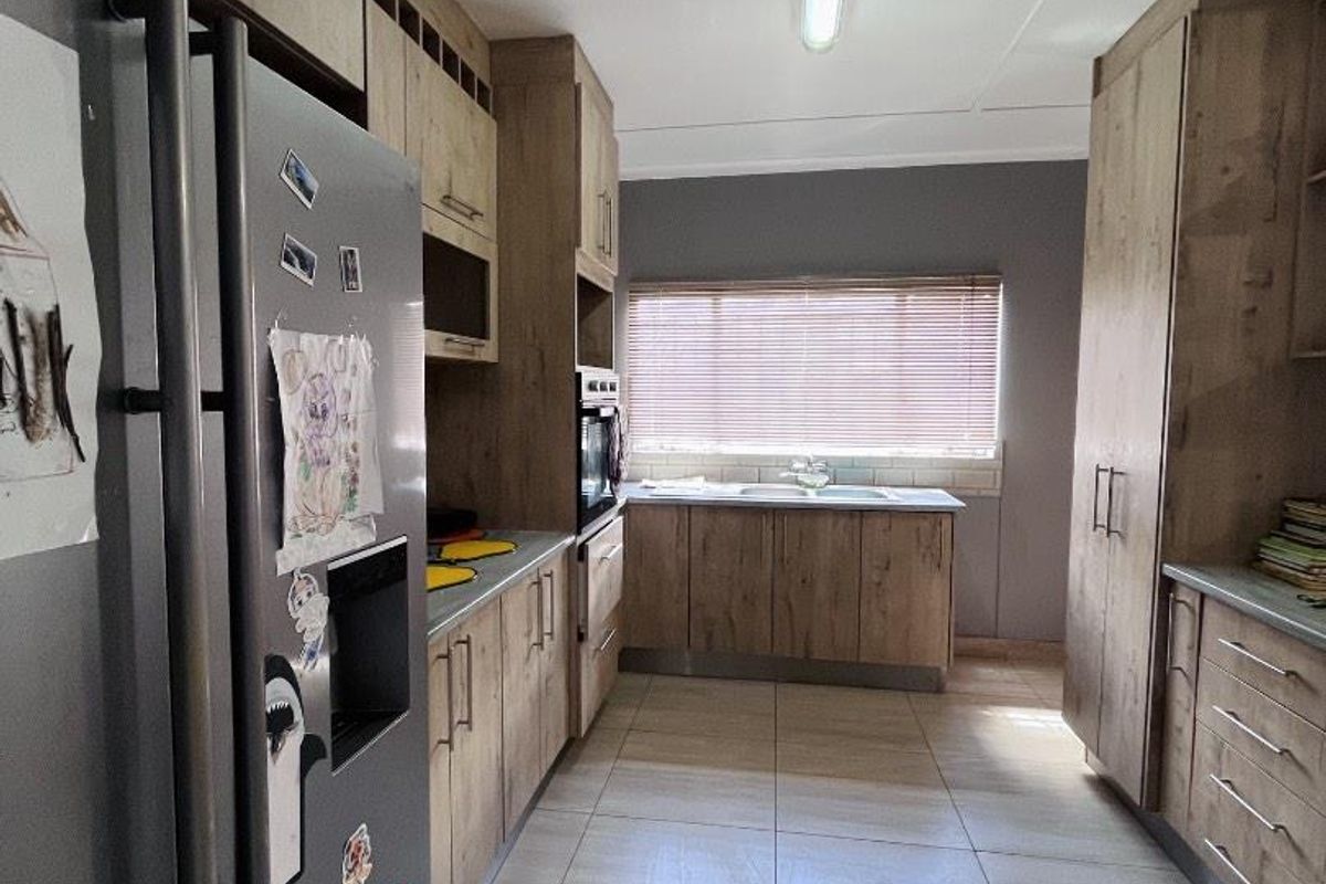 5 BEDROOM HOME IN DORADO PARK FOR SALE | N$2,100,000 - Photo 2