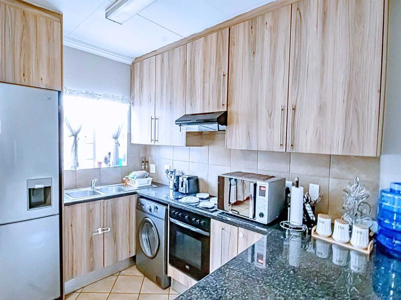 Charming Top-Floor Unit in Kingfisher: A Must-See! - Photo 3