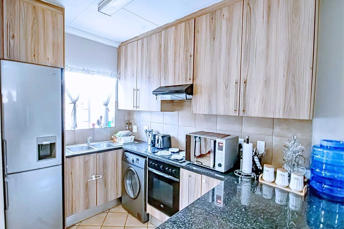 Charming Top-Floor Unit in Kingfisher: A Must-See! - Photo 3