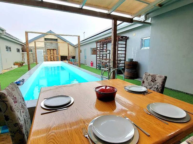 Luxury Modern Family Home with Pool - Photo 2