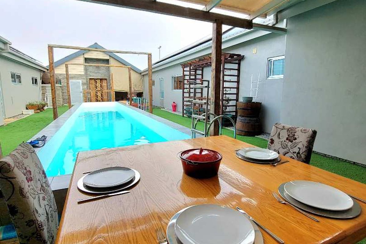 Luxury Modern Family Home with Pool - Photo 2