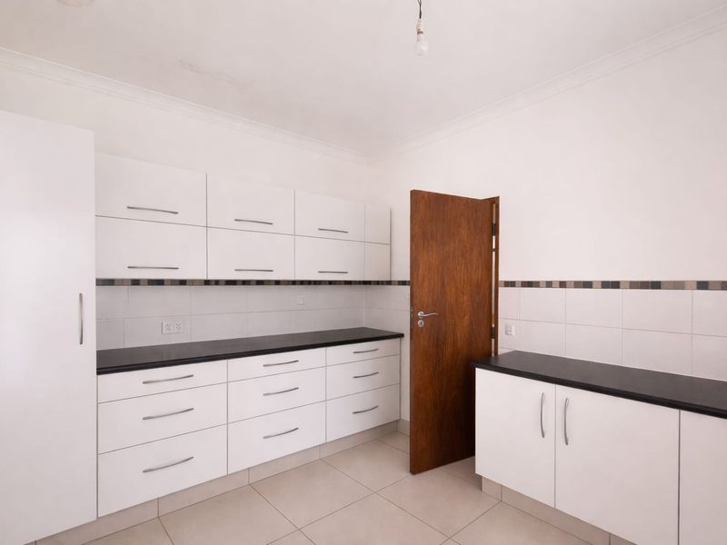 Versatile 7-Bedroom Property with 3 Living Areas, 2 Flats, Rondavel and Borehole - Photo 8