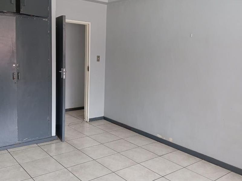 ONE AND HALF BEDROOM FLAT IN SUNNYSIDE. - Photo 10