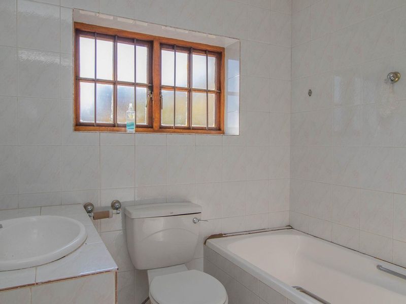 5 Bedroom family home in  the enclosed area of Westdene - Photo 6