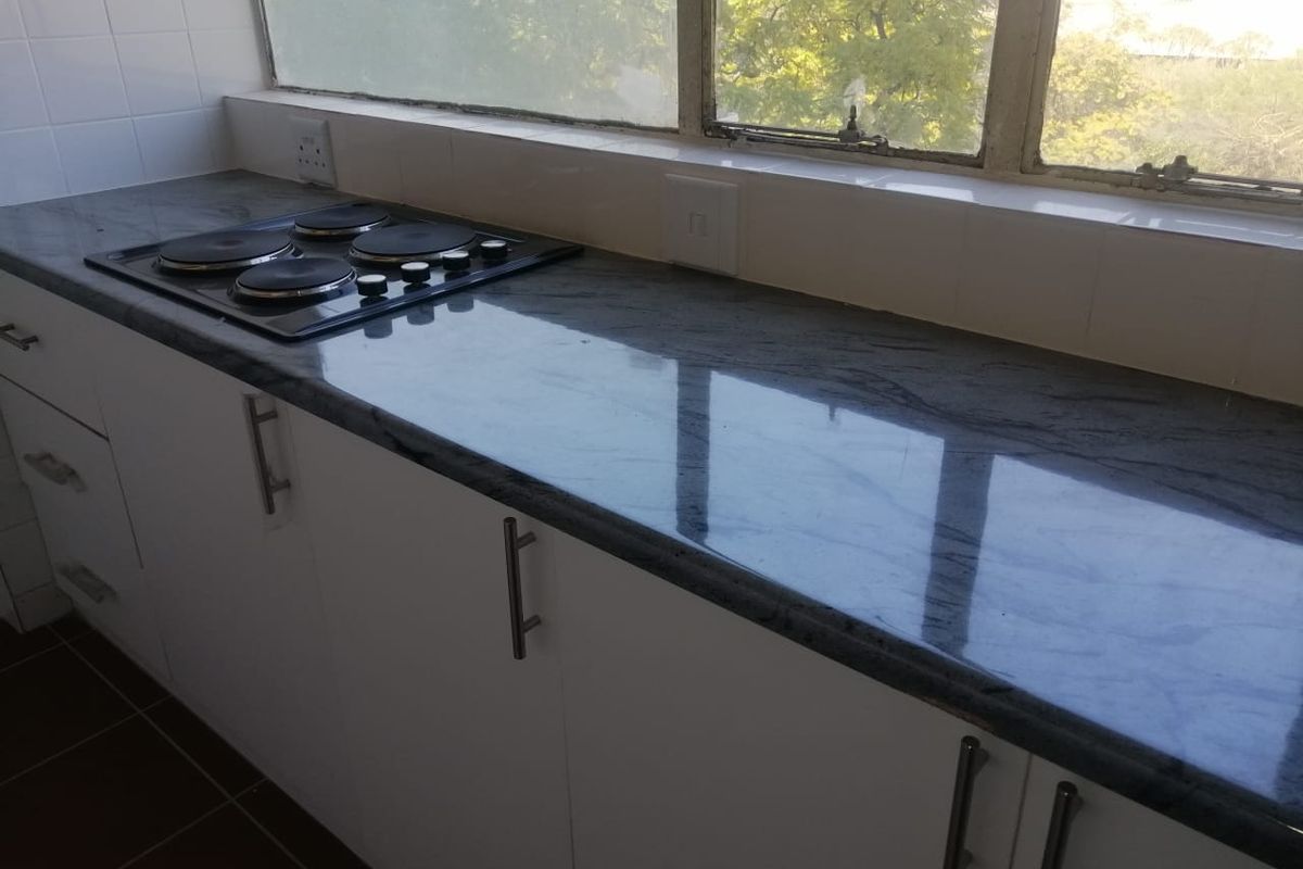 **Spacious Room Available for Rent in Prime Location** - Photo 3