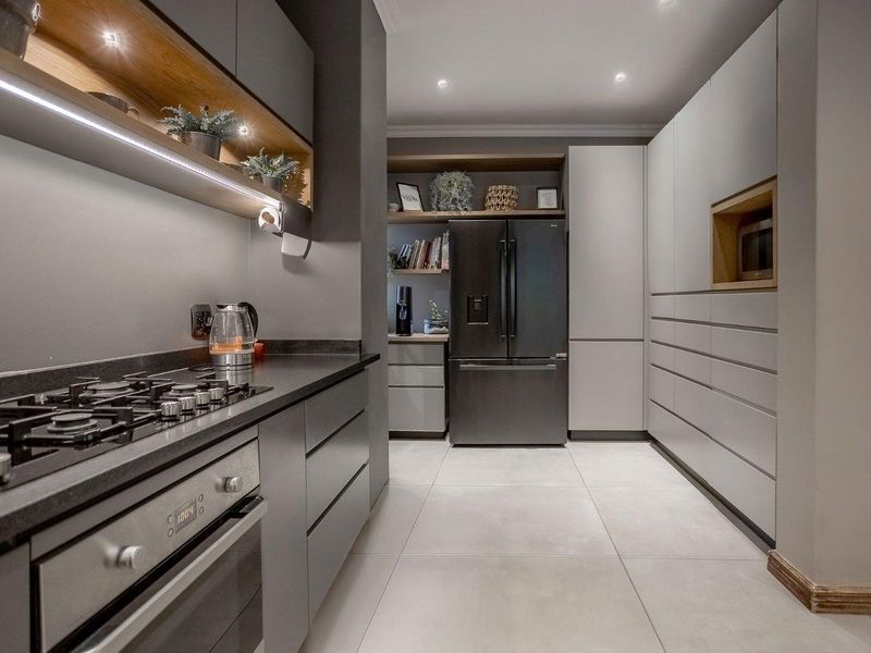 Fully renovated exquisite family home - Photo 7