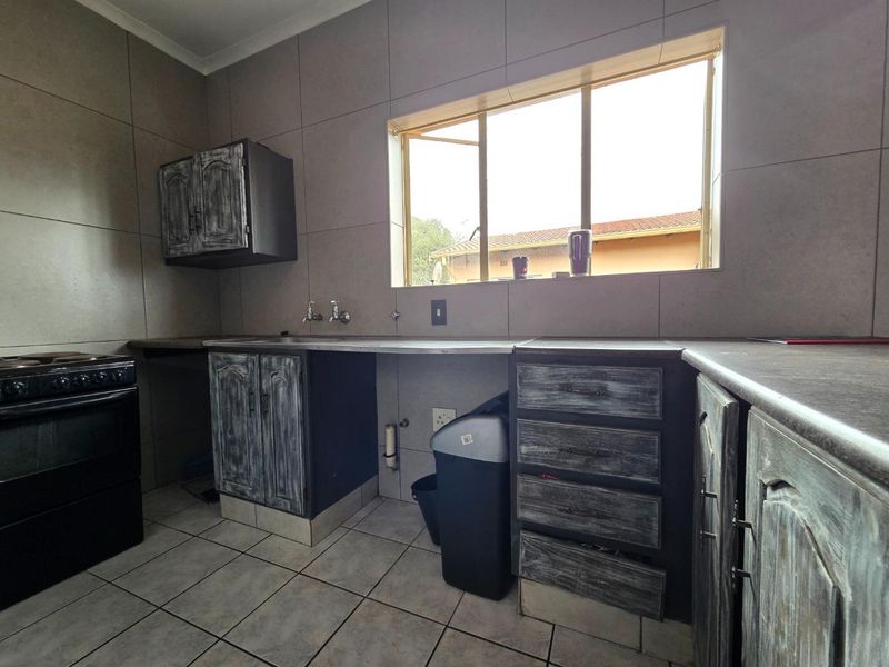 Secure & Stylish Upstairs Unit in Verwoerdpark - Photo 9