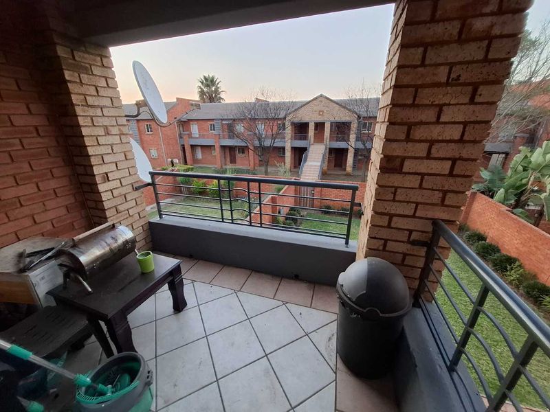 Lovely 2 bedroom Top unit in Equestria Estate - Photo 3