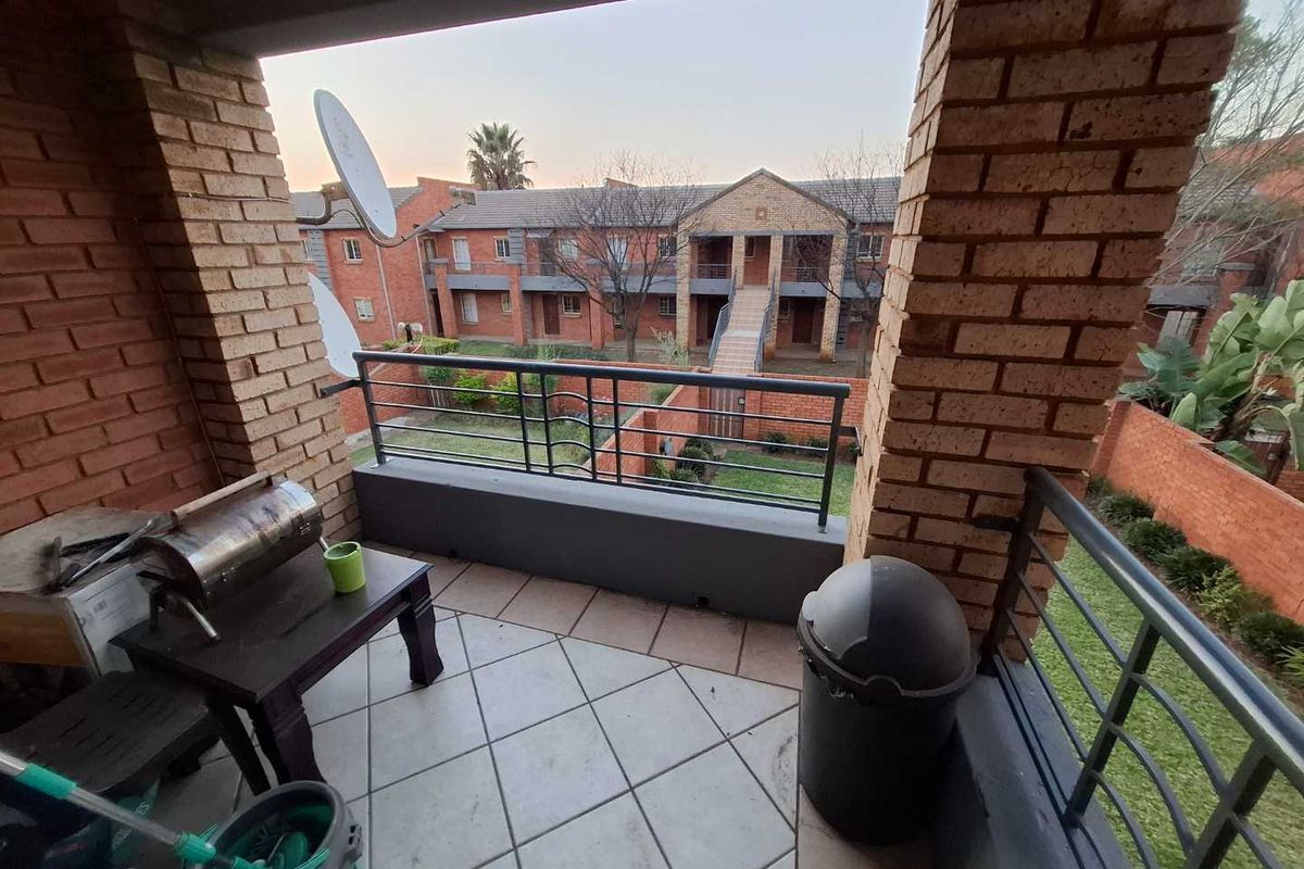 Lovely 2 bedroom Top unit in Equestria Estate - Photo 3