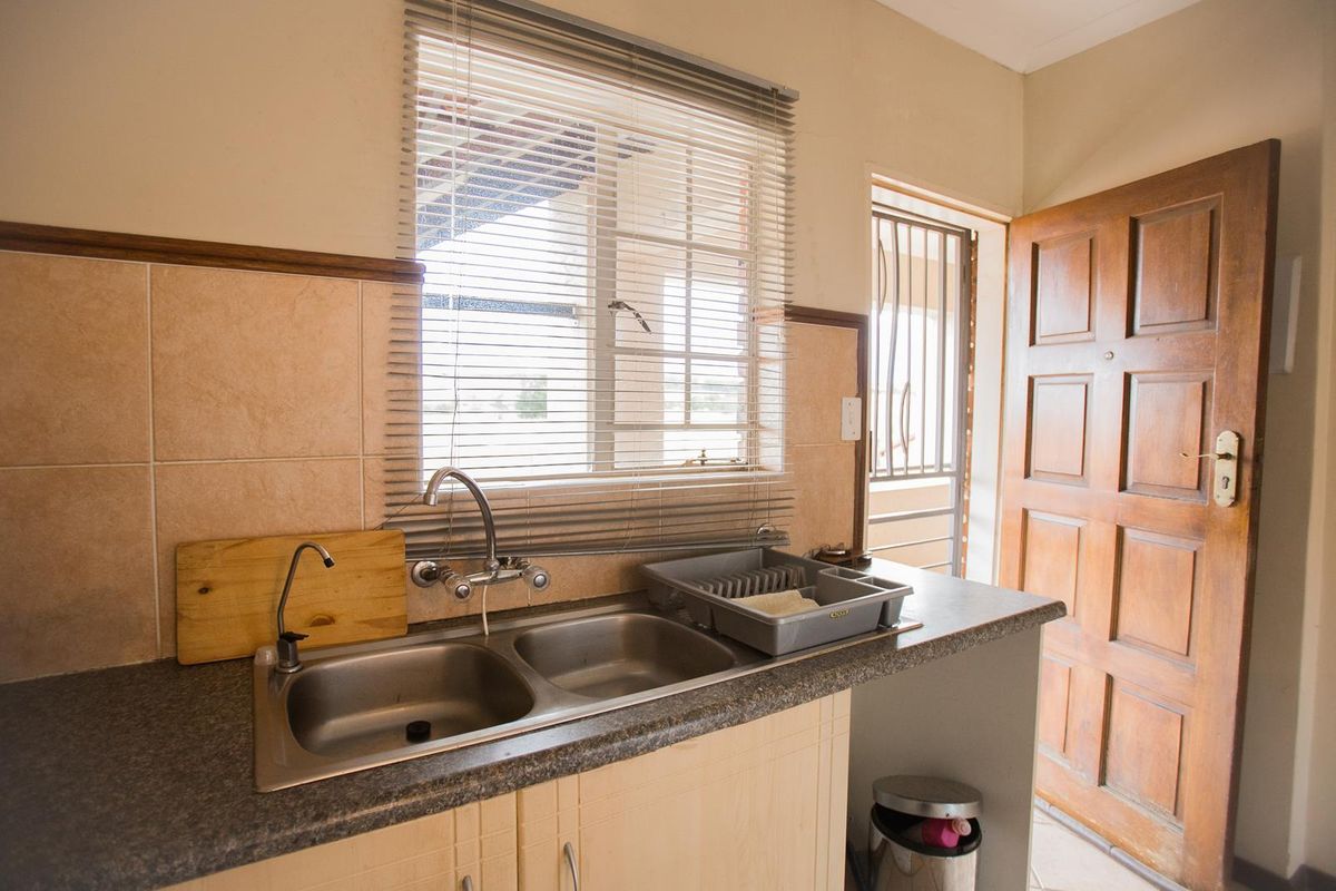 2 Bedroom Townhouse with a Covered Balcony - Photo 3