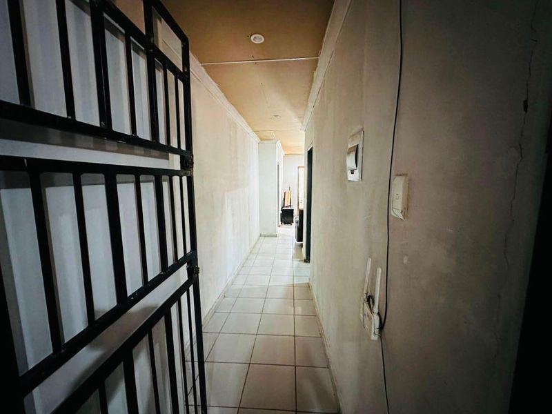 Stunning fully walled property!!!! - Photo 9