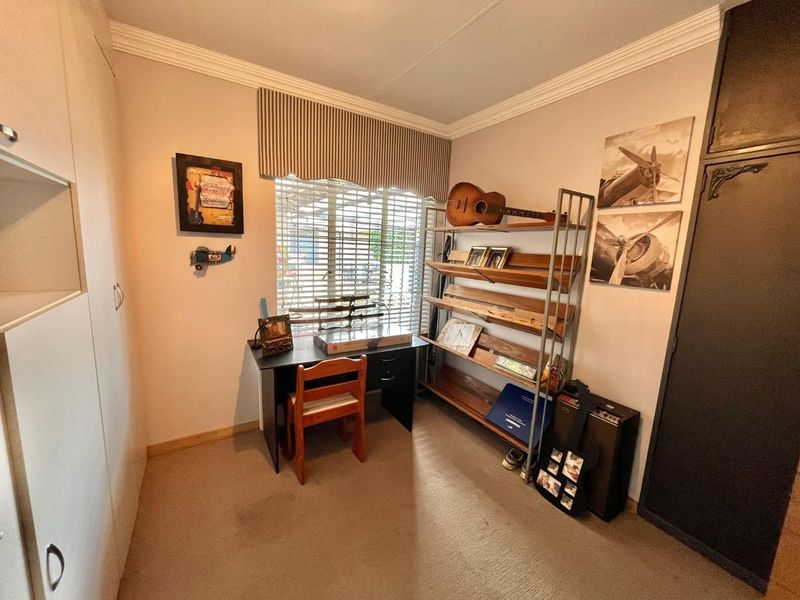 Entertainment Ready: Open-Plan Living & Stunning Outdoor Spaces - Photo 7