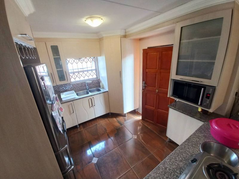 Three bedrooms house for sale in Soshanguve VV - Photo 6