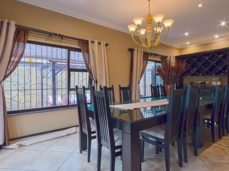 Expansive Multi-Generational Double Storey Home with Exceptional Entertainment Living in Glen Marais - Photo 7