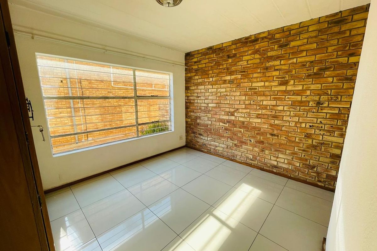 Effortless Style: Modern 2BR with Open-Plan Kitchen - Photo 5