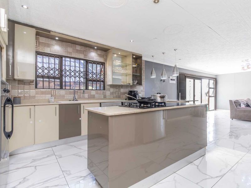 3 Bedroom House for Sale in  Cosmo City - Photo 4