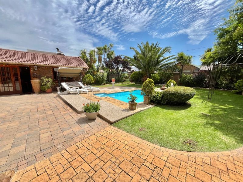 Chic Retreat: Ideal for  young Couples or Downsizers - Photo 7