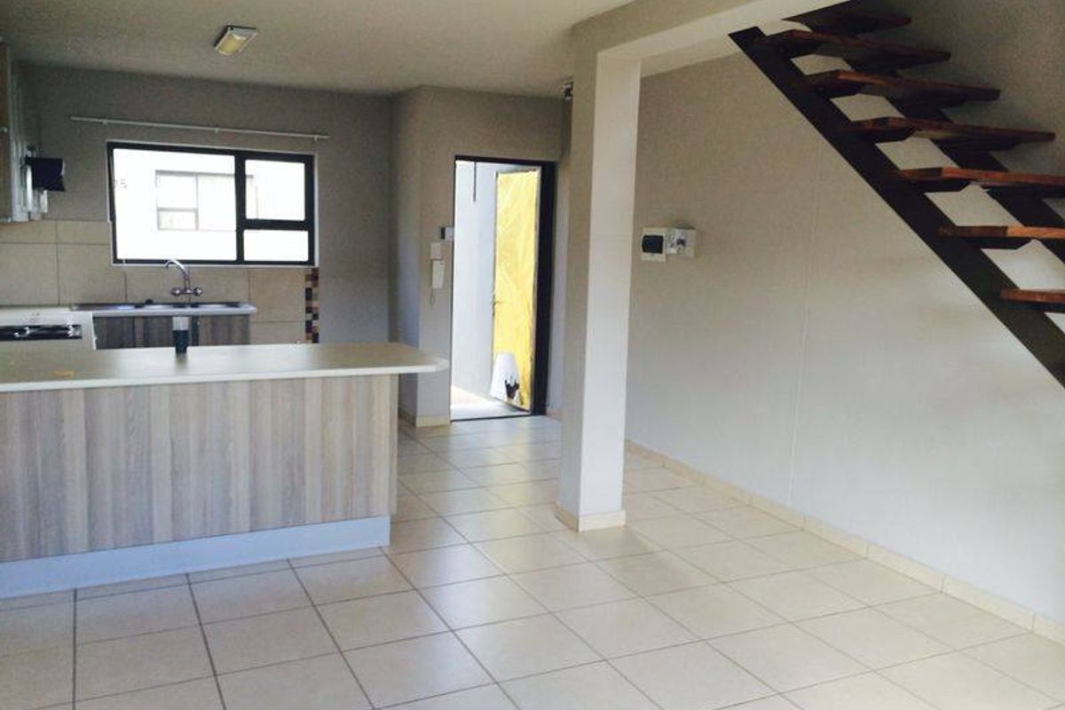 NEAT + WELL MAINTAINED DUPLEX TOWNHOUSE (CORNER UNIT) FOR SALE IN KLEINE KUPPE!!!  CC Registered - Photo 3