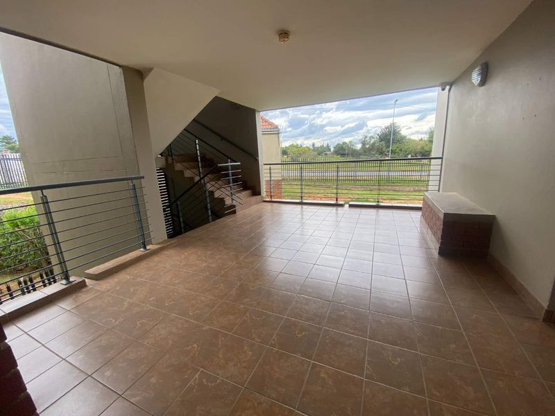 Bachelor Apartment in Ruimsig - Great Investment! - Photo 8