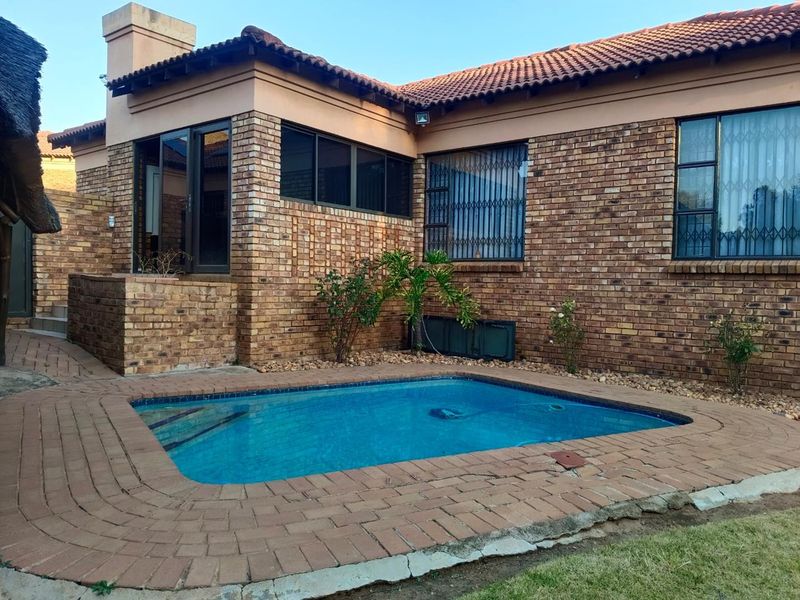 Three bedroom simplex townhouse with a pool - Photo 1