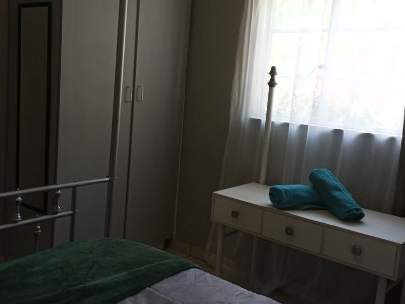 Meticulously cared for family home in an established neighbourhood. - Photo 7