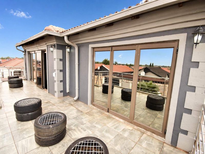 Spacious Modern Home - Photo 2